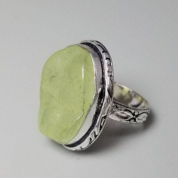 Vintage Light Green Oval Ring, Size 7 Silver Tone Bezel Set Band, Estate - Picture 1 of 9